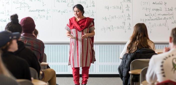 Uma Shama教授站在黑板前讲课，黑板上写着微积分基本定理