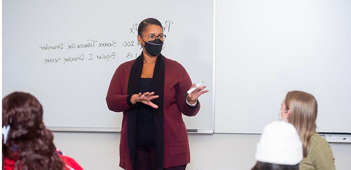 Wendy Champagnie Williams教授在黑板前讲课，黑板上写着两种诊断结果，学生们看着